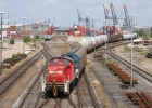 Am 2. Juli 2005 zieht 295 039 einen Güterzug aus dem Neustädter Hafen.