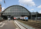 NBE 212 311 schleppt am 2. Juli 2005 die NBE V60 05 und 07 durch Bremen Hbf.