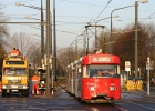 Während &#34;die Stromlurche&#34; sich um die neue Hafenbahn kümmern, fährt 3542 am 28.11.06 wie gewohnt am Hansator geradeaus.