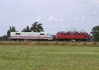 Am 05.07.06 schleppt 110 338 den fußkranken 401 063 durch Bremen-Oberneuland.
