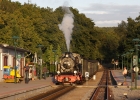 Im Sonnenuntergang des 20.07.08 verlässt 99 4801 den Bahnhof Binz LB.